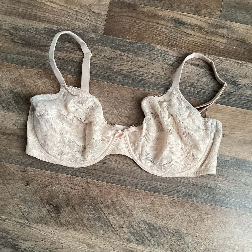 Victoria Secret Lace Underwire Bra in Cream